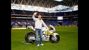 aoyama presents his rc212v at espanyol stadium