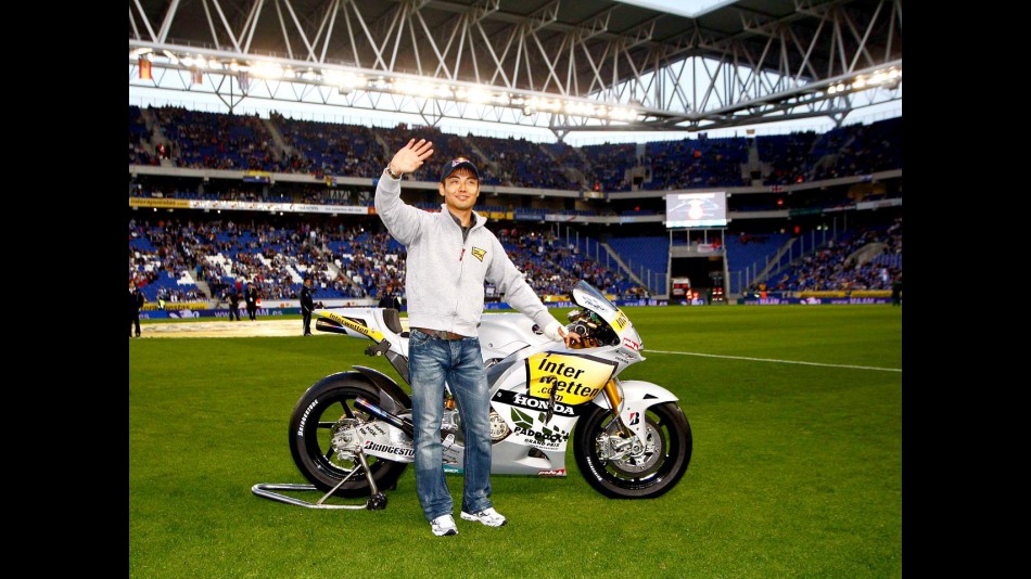Hiroshi Aoyama presenting his MotoGP bike at RCD Espanyol