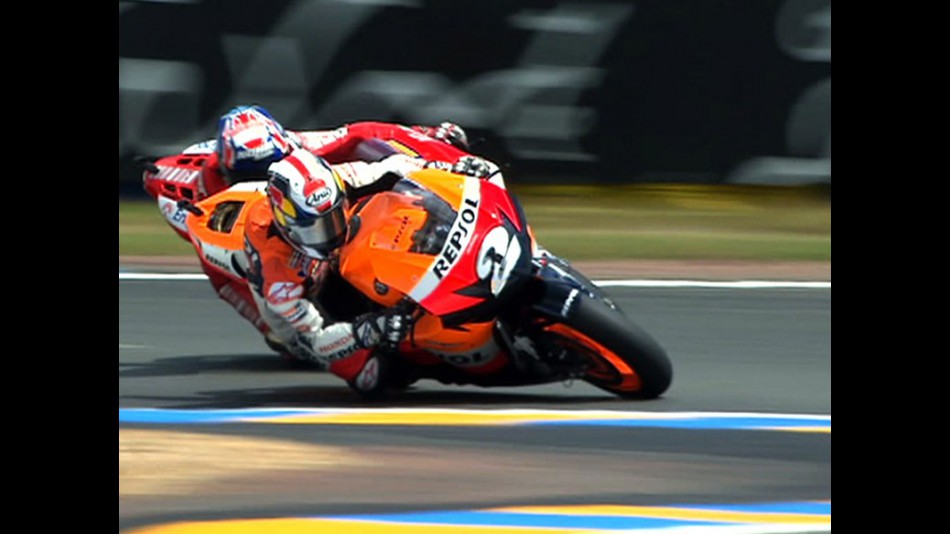 Pedrosa overtakes Stoner during the race in Le Mans 2008