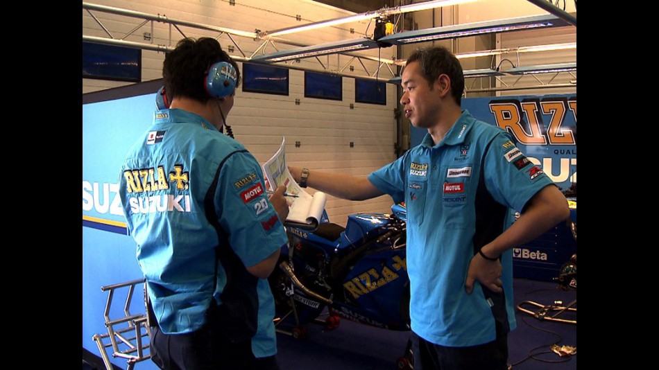 Rizla Suzuki Shinichi Sahara in the garage