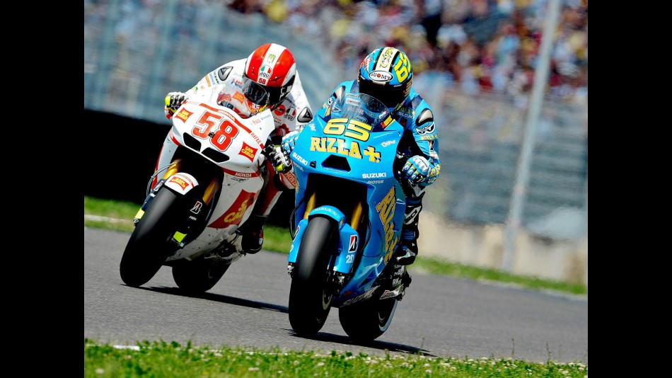 Capirossi and Simoncelli riding head to head during the race in