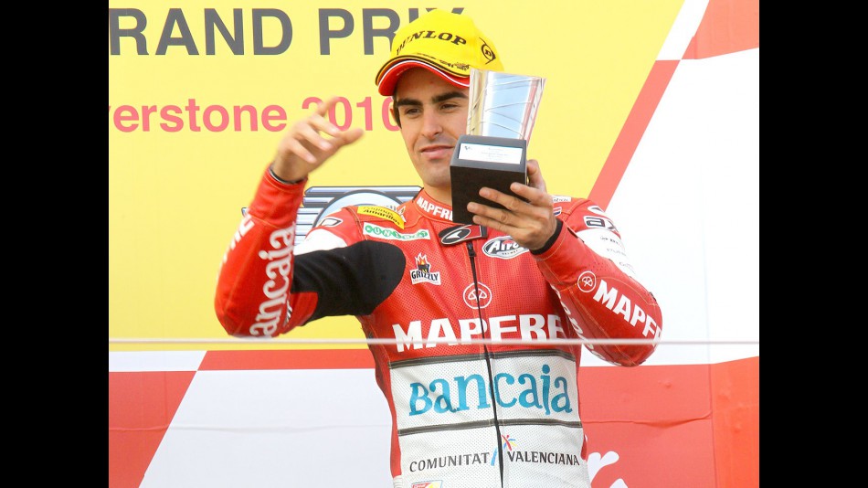 Julián Simon on the podium at Silverstone
