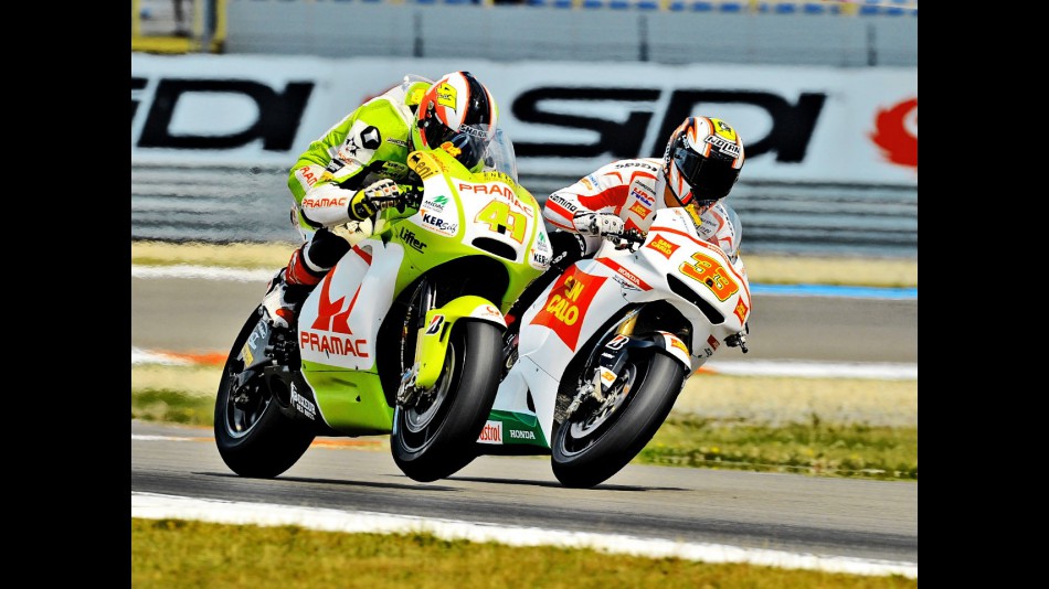 Espargaró and Melandri riding head to head during FP1 at Assen