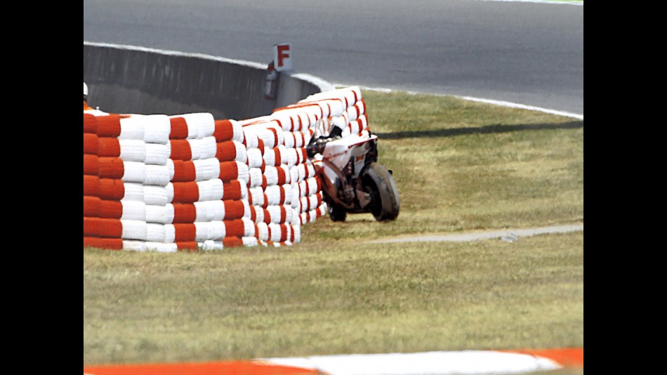 Simoncelli´s bike after crash at the Catalunya circuit