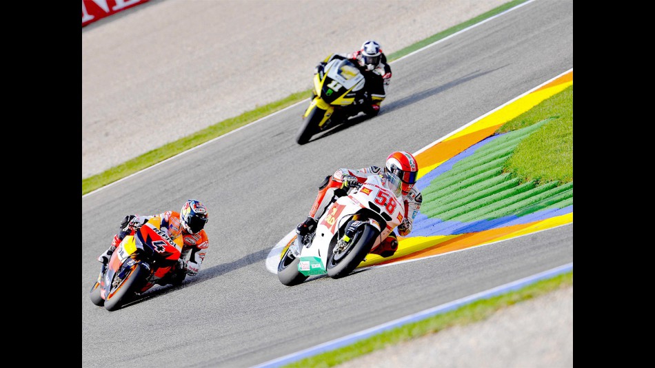 Marco Simoncelli riding ahead of Dovizioso and Spies in Valencia