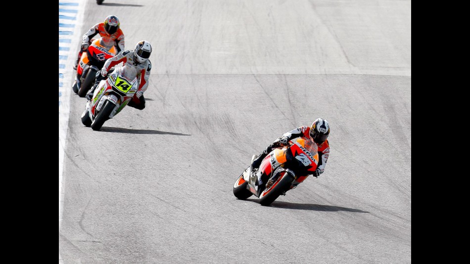 Pedrosa riding ahead of De Puniet and Dovzisioso at Estoril