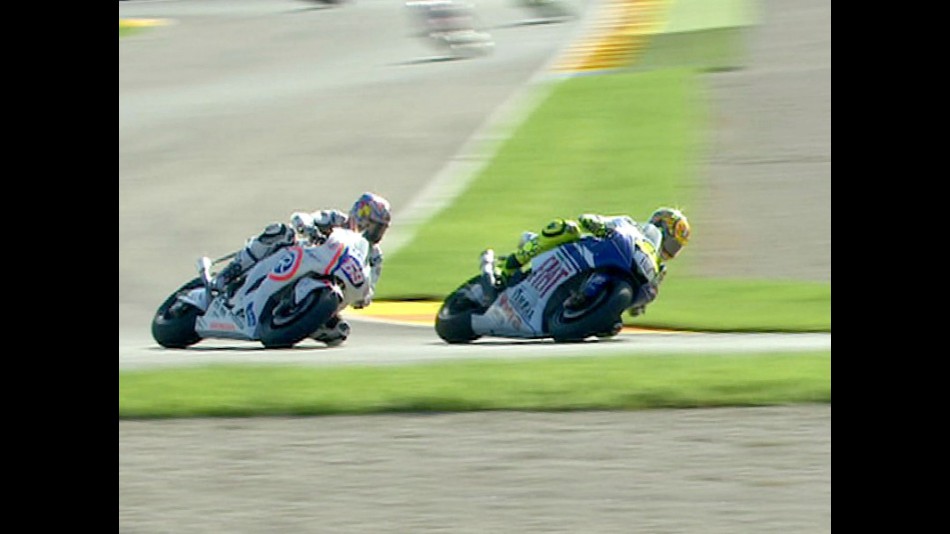 Valentino Rossi overtakes Nicky Hayden at Valencia 2008
