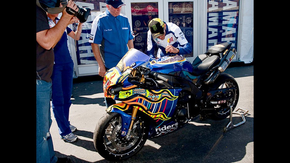 Valentino Rossi signs a specialised Yamaha YZF-R1