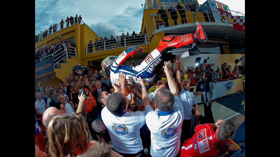Jorge Lorenzo celebrates GP win at Valencia © Alexandre Chailan & David Piolé