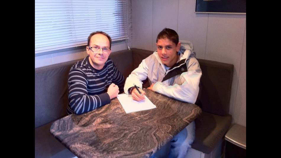 Santiago Hernández signing for the Stop & Go Racing Team