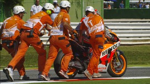 Marquez crashes chasing Rossi and finishes 15th