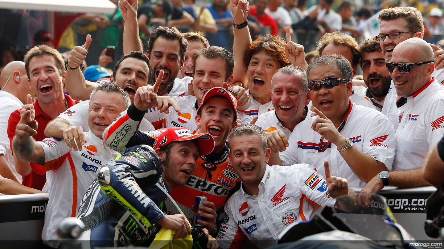 http://photos.motogp.com/2014/10/26/46rossi,93marquez_17malasia14mgp_jo56751_original.jpg