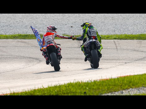 Marc-Marquez-Valentino-Rossi-Movistar-Yamaha-MotoGP-Repsol-Honda-Team-MAL-RACE-580479