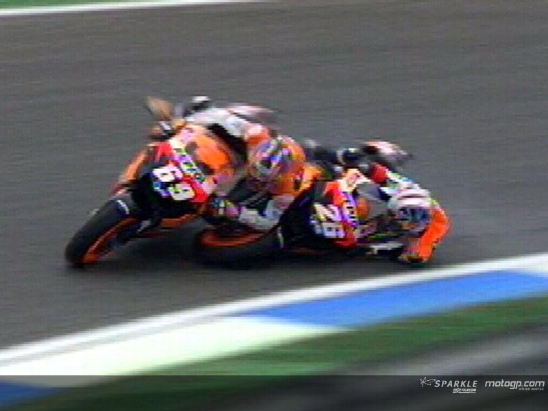 Moto GP - Revisando la epopeya de Estoril de 2006 - Interdeportes 3 44211 pedrosa and hayden crash during race 800x600 oct15.jpg..middle