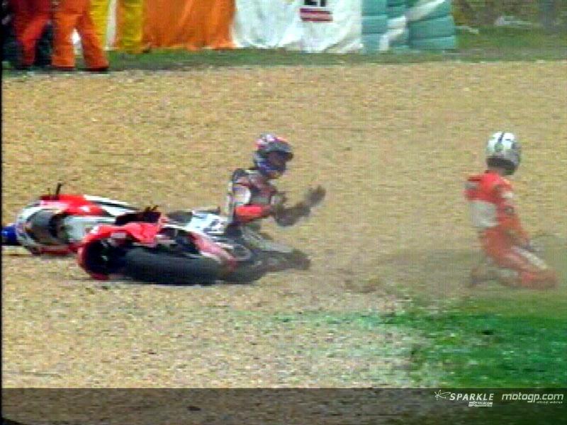 Moto GP - Revisando la epopeya de Estoril de 2006 - Interdeportes 2 44212 stoner and gibernau crash during race 800x600 oct15.jpg..middle