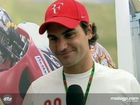 Federer visita el paddock de Estoril