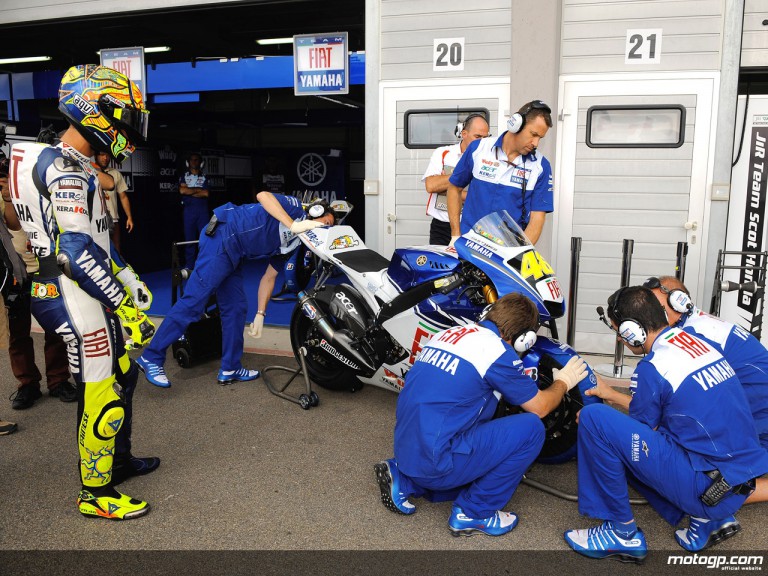 valentino rossi pit crew