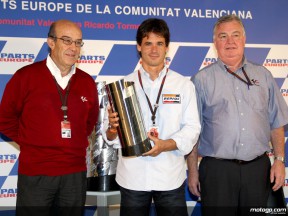 Crivillé receives his World Champion Trophy from Dorna CEO Carmelo Ezpeleta and FIM´s Claude Danis