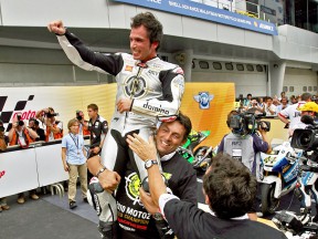 Cecchini and Elias celebrate 2010 Moto2 World Championship at Sepang