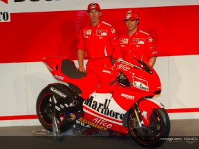 L'équipe Ducati Marlboro présente la Desmosedici GP4 à Bologne