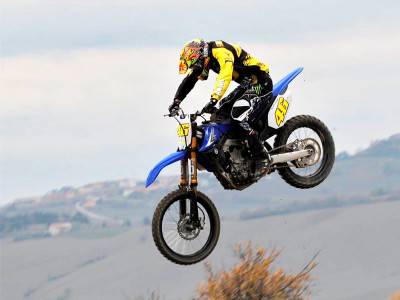 Rossi, magullado tras una caída en motocross