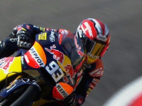 Márquez capitalises on improved conditions in third session