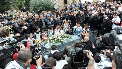Un emotivo y multitudinario funeral da el último adiós a Simoncelli