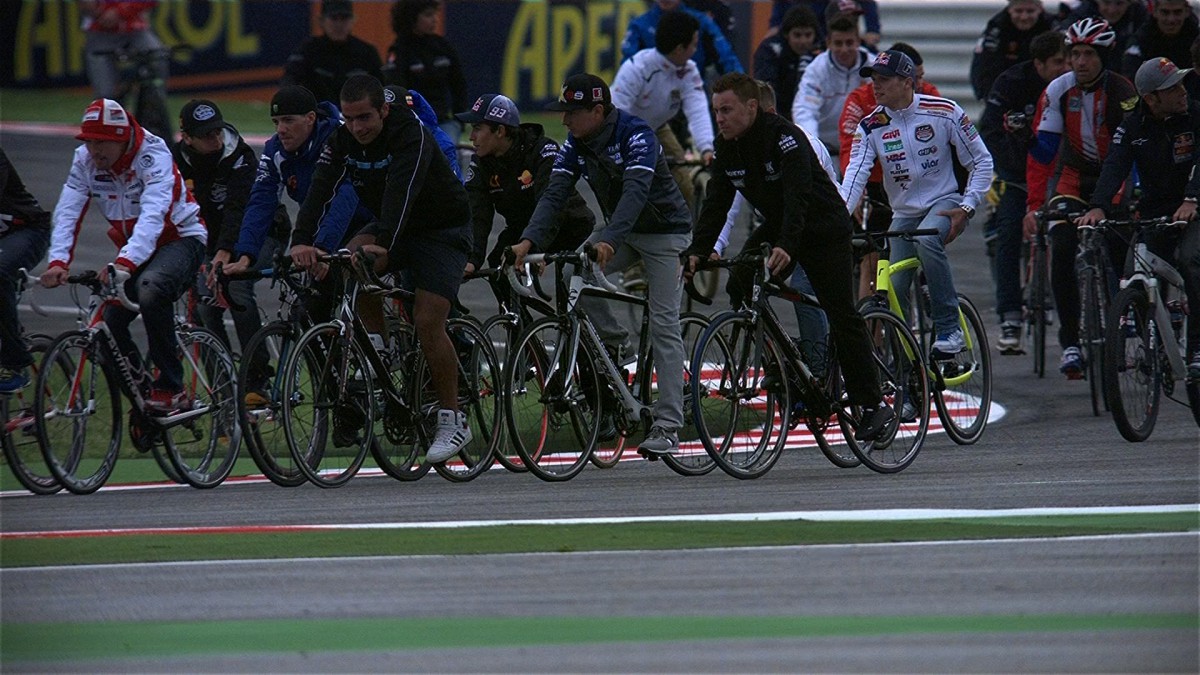 Un giro di pista in bici per Marco Simoncelli | MotoGP™