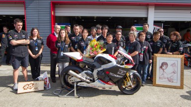 La moto di Tomizawa consegnata alla famiglia a Motegi	