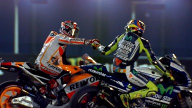 Marquez ringt Rossi nieder und siegt in Katar