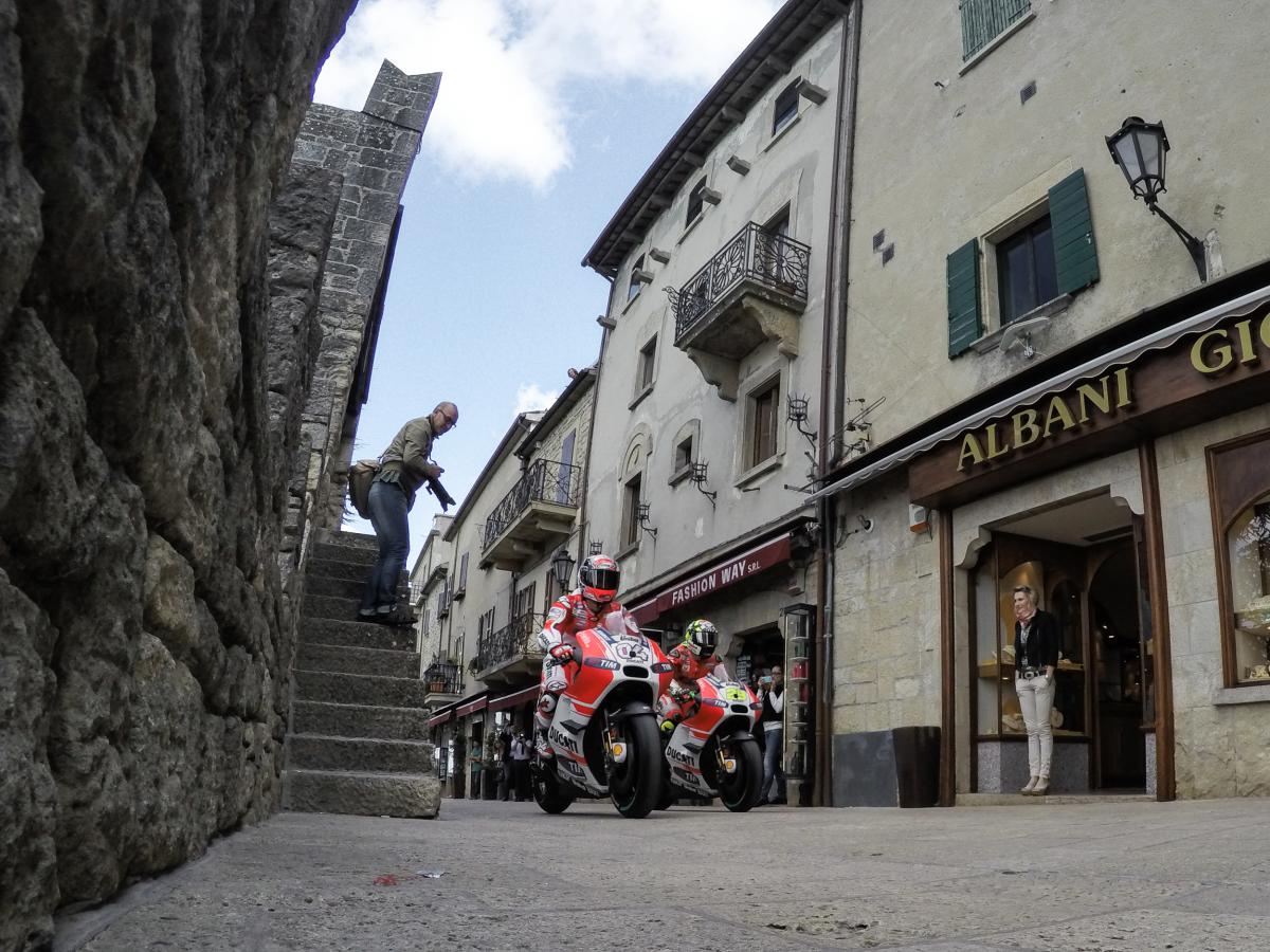 ドゥカティが世界遺産のサンマリノ歴史地区を疾走 Motogp