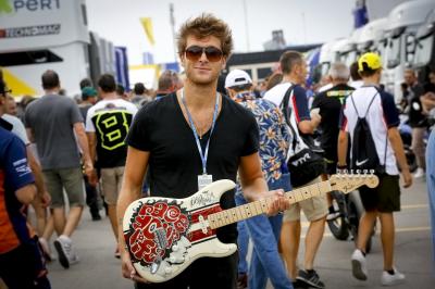 Unique guitar to be auctioned for the Simoncelli Foundation