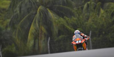 Oliveira heads the title challengers on Day 1