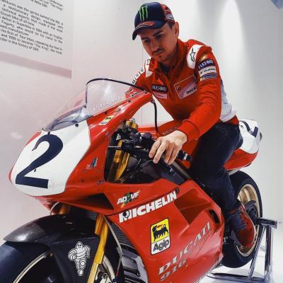 Testing the wrist on a legendary bike. #Ducati916 #EICMA https://t.co/jm4ULCehxD