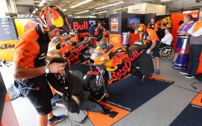 Pol Espargaró y Zarco se vuelcan con KTM en Le Mans