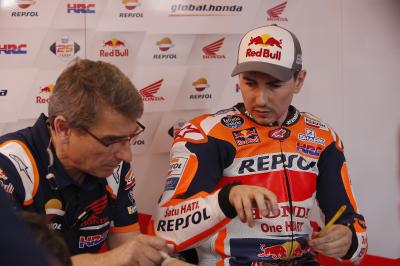 Lorenzo da con la tecla para entrar más fuerte en las curvas