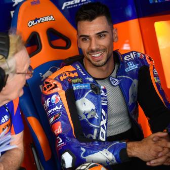 Rookie revelation: Oliveira ends Day 1 as fastest KTM in P7