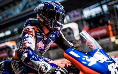 Oliveira despega con las piezas de fábrica de KTM