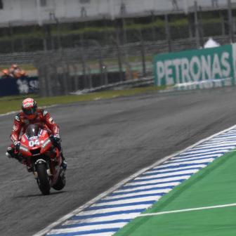 Dovizioso set to bring title fight from row three in Buriram