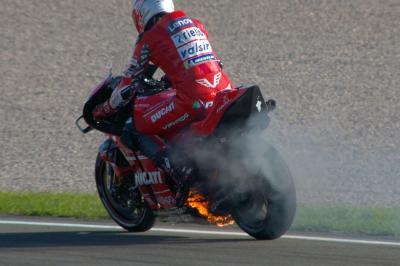 La Ducati di Michele Pirro va in fiamme!