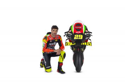 Iannone curieux de découvrir la nouvelle Aprilia !