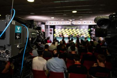 La conferenza stampa del giovedì cambia stile