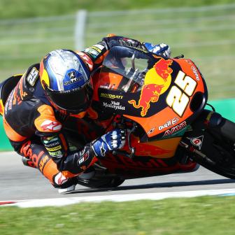 Fernandez profits from pitlane dawdling to take debut pole