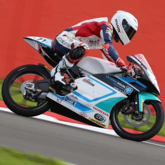 Farrer wins a tale of two duels in Race 1 at Silverstone