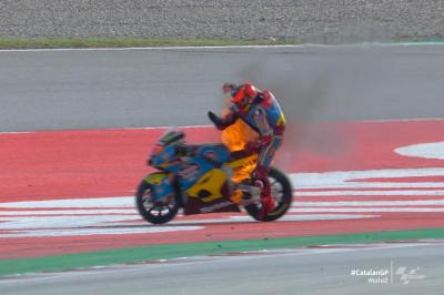 Fernandez, la moto in fiamme nel warm up a Barcellona