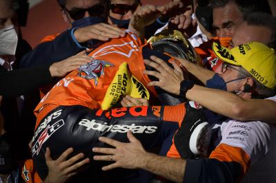 Aki Ajo feiert seinen Moto3™-Weltmeister