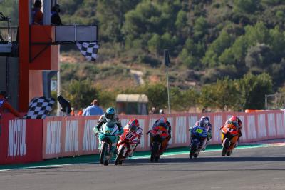 Moto3™ race recap: Artigas capitalises on title rival clash