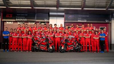 Family pic ❤️ Your 2022 #DucatiLenovoTeam! 