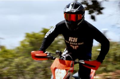 Oliveira genießt einen Enduro-Tag mit seinem KTM-Werksteam