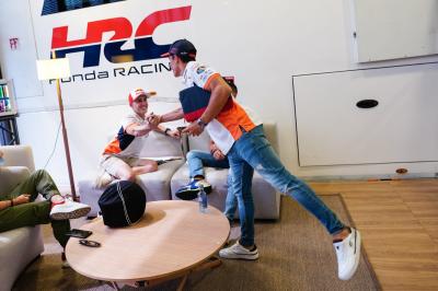 Il duo Repsol Honda in pista sotto gli occhi di Marc Marquez